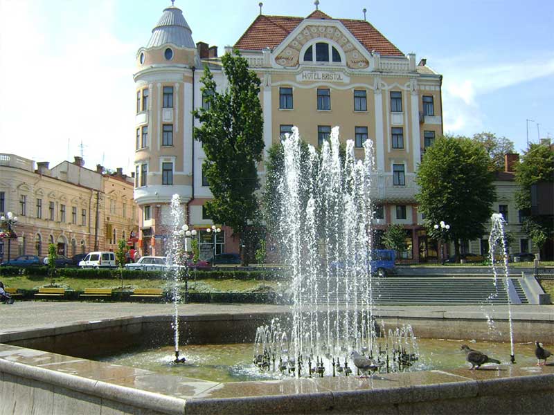 chernivtsi-ploshcha-filarmonii