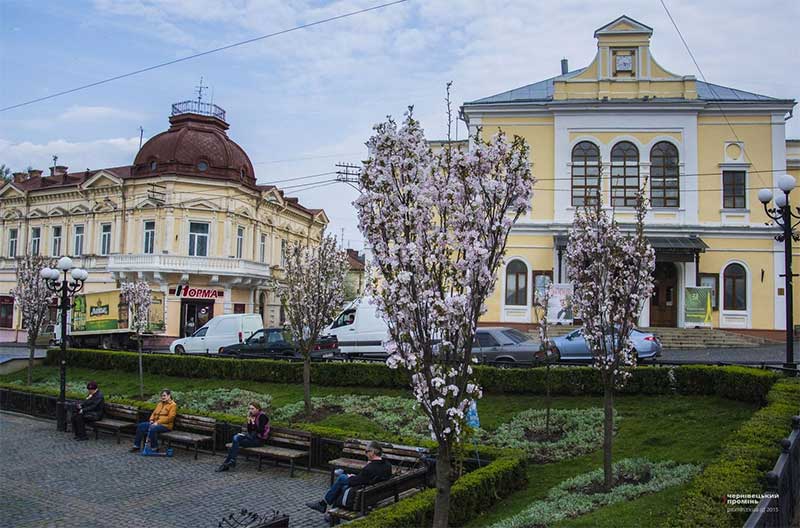 chernivtsi-ploshcha-filarmonii