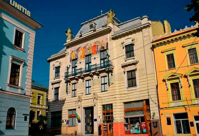 chernivtsi-tsentralna-ploshcha