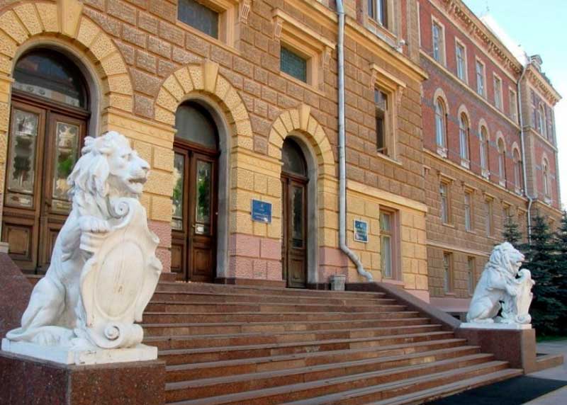 chernivtsi-budynok-z-levamy