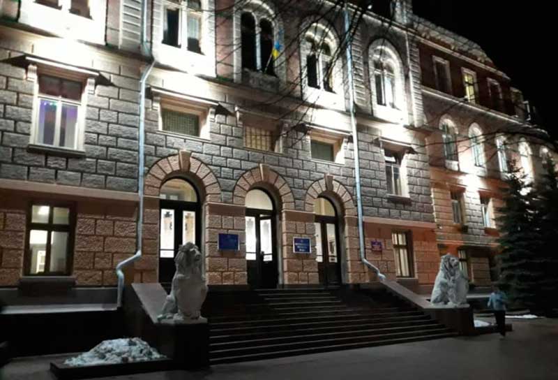 chernivtsi-budynok-z-levamy