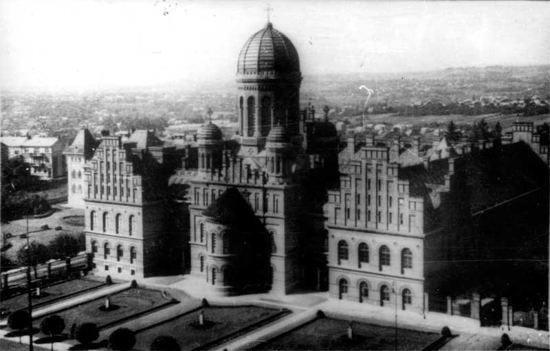 chernivtsi-seminarska-tserkva-trokh-sviatyteliv
