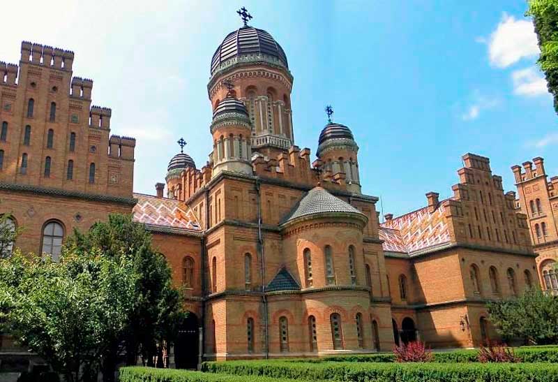 chernivtsi-seminarska-tserkva-trokh-sviatyteliv