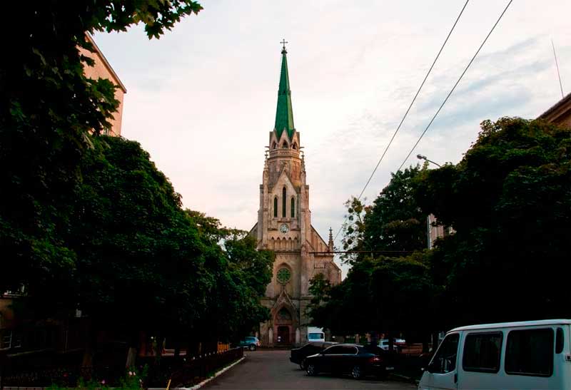 chernivtsi-kostel-prechystoho-sertsia-isusa