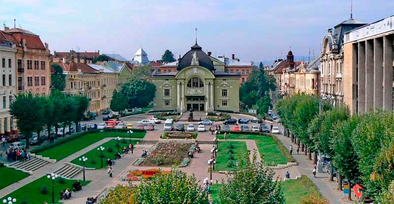 chernivtsi-teatralna-ploshcha