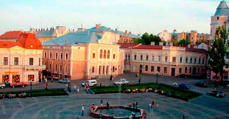 chernivtsi-ploshcha-filarmonii
